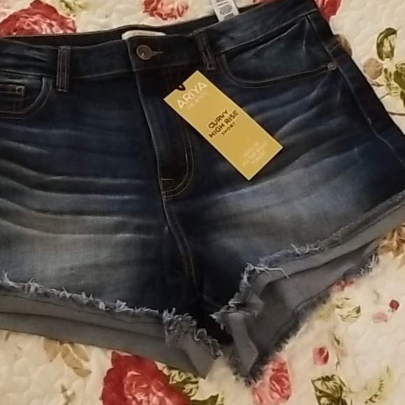 Ariya Shorts - Picture 1 of 4
